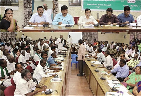 உழவர் பாதுகாப்பு திட்டத்தில் நிறுத்தப்பட்ட ஓய்வூதியத்தை மீண்டும் வழங்க வேண்டும்