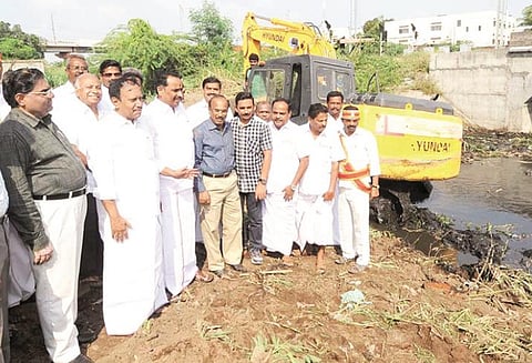 ரெட்டை வாய்க்கால் தூர்வாரும் பணி துணை சபாநாயகர் தம்பிதுரை, எம்.ஆர்.விஜயபாஸ்கர் பார்வையிட்டனர்