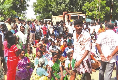 வாகன சோதனையில் ஈடுபடும் போலீசாரை கண்டித்து கிராம மக்கள் சாலை மறியல்