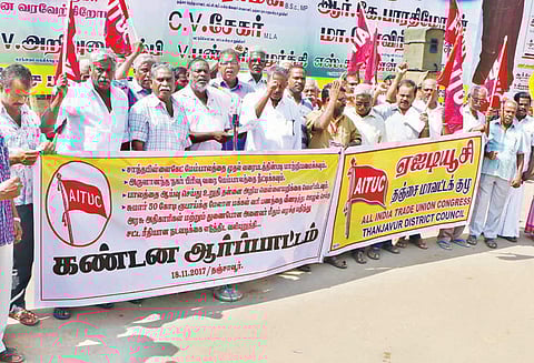 மேம்பாலத்தில் விரிசல் ஏற்பட காரணமானவர்கள் மீது நடவடிக்கை கோரி ஆர்ப்பாட்டம்