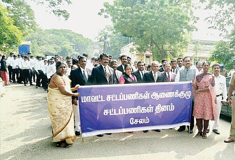 சேலத்தில் சட்டக்கல்லூரி மாணவர்கள் விழிப்புணர்வு ஊர்வலம் நீதிபதிகள் பங்கேற்பு