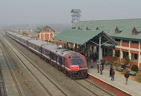 தீவிரவாதிகள் கொலைக்கு எதிராக பொது வேலைநிறுத்தம்; காஷ்மீரில் 2வது நாளாக ரெயில் சேவை ரத்து