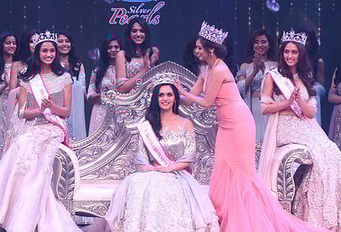 உலக அழகி பட்டம் வென்ற மனுஷி சில்லர்; பாலிவுட் திரைபிரபலங்கள் வாழ்த்து