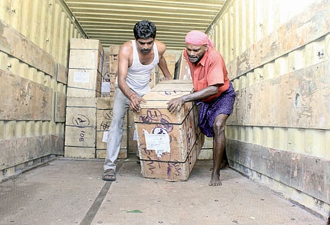 ரெயில் மூலம் 850 கோடி பழைய ரூபாய் நோட்டுகள் சென்னைக்கு கொண்டு செல்லப்பட்டன