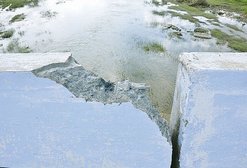 நெடுங்கல்லில் மின்னலுடன் கனமழை: மேம்பால தடுப்பு சுவர் இடிந்து சேதம்