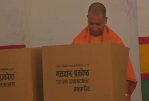 உத்தர பிரதேச உள்ளாட்சி தேர்தலில் வாக்களித்த முதல் மந்திரி யோகி ஆதித்யநாத்