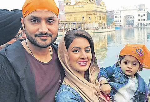 குழந்தையின் பாலினத்தை தவறாக கூறியதால் ஹர்பஜன்சிங்கிடம் மன்னிப்பு கேட்டார், கங்குலி