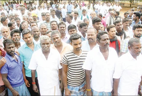 மாட்டு வண்டியில் மணல் அள்ள அனுமதி கோரி கலெக்டர் அலுவலகத்திற்கு திரண்டு வந்த தொழிலாளர்கள்