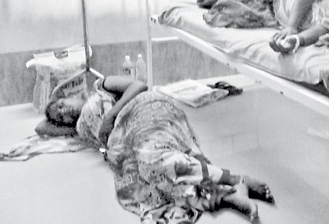 அரசு மருத்துவமனை ஊழியர்களின் அலட்சியத்தால் கையில் உடைந்த ஊசியுடன் போராடும் பெண்