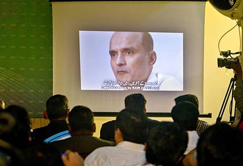 ஜாதவின் மனைவி, தாயார் பாதுகாப்புக்கு உத்தரவாதம் வேண்டும்: பாகிஸ்தானிடம் இந்தியா வலியுறுத்தல்