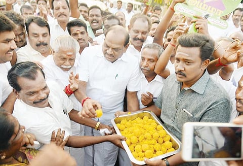 பெரும்பான்மை அடிப்படையில் எங்களுக்கு இரட்டை இலை சின்னம் கிடைத்தது வைத்திலிங்கம் எம்.பி. பேட்டி