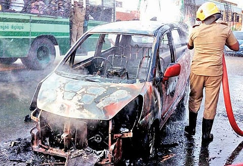 போரூர் சுங்கச்சாவடி அருகே கார் தீப்பிடித்து எரிந்ததால் பரபரப்பு