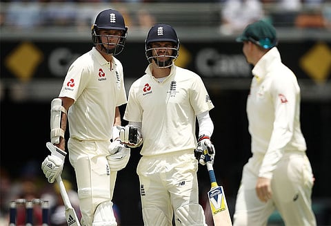 ஆஷஸ் டெஸ்ட் கிரிக்கெட்: இங்கிலாந்து அணி 302 ரன்களுக்கு ஆட்டமிழந்தது