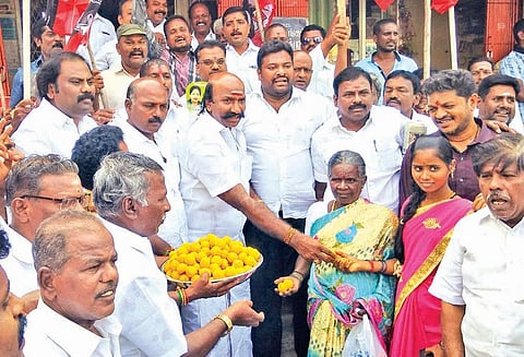 காஞ்சீபுரம், திருவள்ளூர் மாவட்டங்களில் அ.தி.மு.க.வினர் பட்டாசு வெடித்து கொண்டாட்டம்