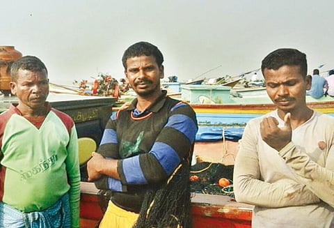 கடலில் மீன் பிடித்து கொண்டிருந்த நாகை மீனவர்களிடம் ரூ.3 லட்சம் வலை- மீன்கள் கொள்ளை