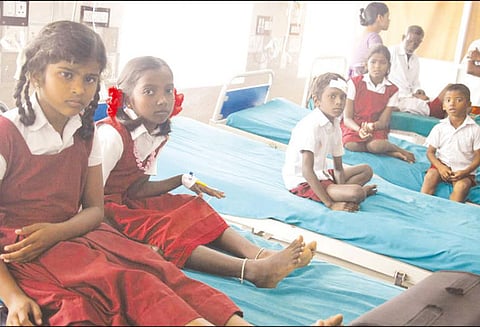 தனியார் பள்ளி பஸ் மீது லாரி மோதல்; 13 மாணவ-மாணவிகள் காயம்