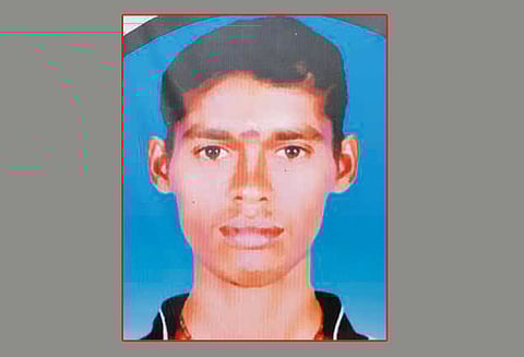 கல் குவாரியில் 100 அடி பள்ளத்தில் டிராக்டர் விழுந்து டிரைவர் பலி