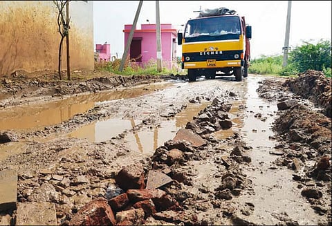 சிவகாசி அருகே குழாயில் உடைப்பு ஏற்பட்டு வீணாகும் குடிநீர்