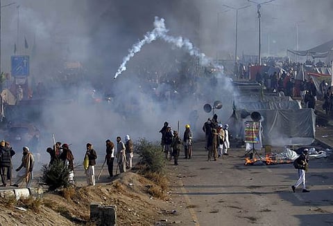 பாகிஸ்தானில் தொலைக்காட்சி ஒளிபரப்பு நிறுத்தம், பேஸ்புக், டுவிட்டர், யூட்யூப் போன்ற இணையதளங்களும் முடக்கம்