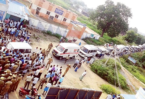 மாணவிகளின் உடல்களை ஏற்றிச் சென்ற ஆம்புலன்ஸ்களை மறித்து போராட்டம்