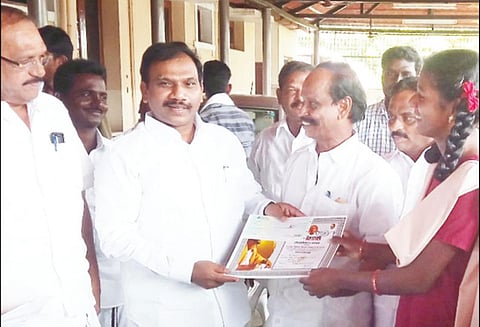 அறிவுத்திறன் போட்டிகளில் வெற்றிபெற்றவர்களுக்கு பரிசு முன்னாள் மத்திய மந்திரி ராசா வழங்கினார்