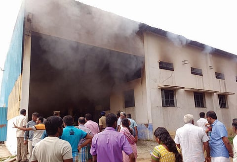 பெருந்துறையில் தனியார் அட்டை கம்பெனியில் பயங்கர தீ விபத்து