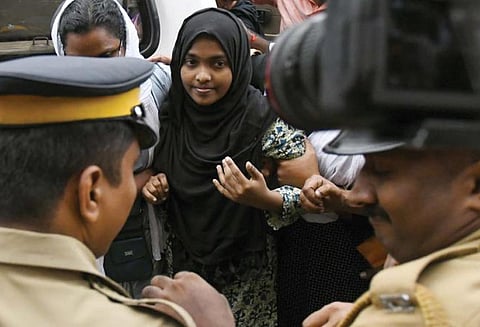 கேரளா 'லவ் ஜிகாத்' வழக்கு ஹாதியாவிற்கு தமிழக அரசு பாதுகாப்பு வழங்க வேண்டும் சுப்ரீம் கோர்ட்டு உத்தரவு