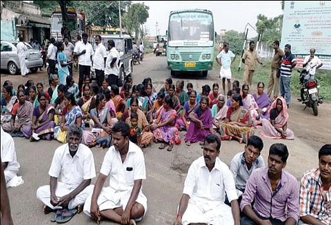 ஆர்.எஸ்.மங்கலம் யூனியன் அலுவலகம் முன்பு குடிநீர் கேட்டு கிராம மக்கள் சாலை மறியல்
