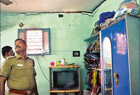 பூமிக்கு அடியில் எண்ணெய் குழாய் பதிப்பதால் வீடுகளில் விரிசல்