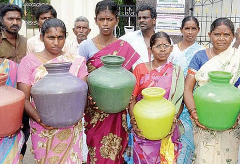 நாமக்கல் கலெக்டர் அலுவலகத்திற்கு காலிக்குடங்களுடன் திரண்டு வந்த பொதுமக்கள்