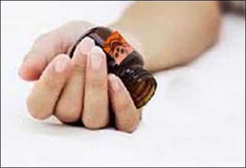 சேலத்தில் கைக்குழந்தையுடன் விஷம் குடித்த இளம்பெண்