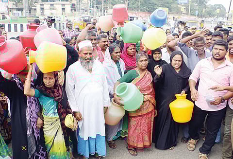 சேலம் கலெக்டர் அலுவலகத்தில் குடிநீர் கேட்டு காலிக்குடங்களுடன் பொது மக்கள் முற்றுகை போராட்டம்