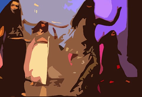 மதுபான பாரில் ஆபாச நடவடிக்கை: 15 பெண்கள் மீட்பு