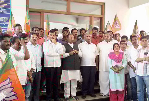 மந்திரிகள் கே.ஜே.ஜார்ஜ், வினய் குல்கர்னி பதவி விலக வேண்டும் ஈசுவரப்பா பேச்சு