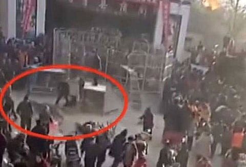 சர்க்கஸ் கூண்டில் இருந்து தப்பி, பார்வையாளர்கள் கூட்டத்திற்குள் புகுந்த புலி