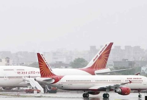 விமான நிலையத்தில் பெண் பயணி ஒருவர் ஏர் இந்திய ஊழியரை கன்னத்தில் அறைந்தார்