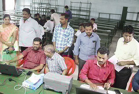 தர்மபுரியில் நடந்த இணையதள கலந்தாய்வில் 13 பட்டதாரி ஆசிரியர்களுக்கு பணி நியமன ஆணை