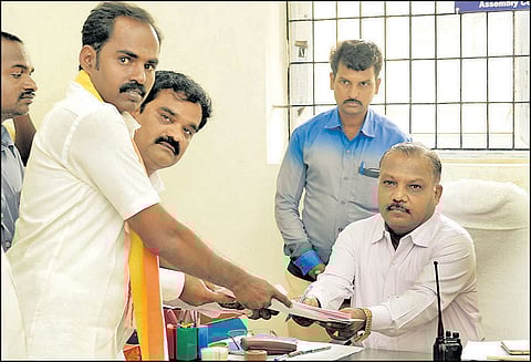 ஆர்.கே.நகர் இடைத்தேர்தலில் தொப்பி சின்னம் கேட்கும் சுயேச்சை வேட்பாளர்கள்