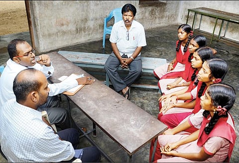 பணியிடை நீக்கம் செய்யப்பட்ட வகுப்பு ஆசிரியைக்கு ஆதரவாக போராட்டத்திற்கு முயன்ற மாணவிகள்