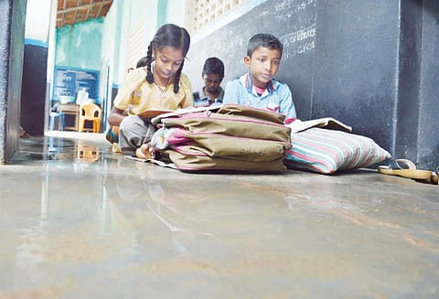 ஒரே கட்டிடத்தில் இயங்கும் அரசு பள்ளி; இடநெருக்கடியால் தவிக்கும் மாணவர்கள்