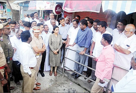 ஆக்கிரமிப்புகளை தடுக்க நடைபாதையில் தடுப்புகள் அமைக்கும் பணி தொடங்கியது அமைச்சர்-கலெக்டர் ஆய்வு