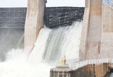 கிருஷ்ணகிரி கே.ஆர்.பி. அணையின் பிரதான மதகு உடைந்தது 5 மாவட்ட மக்களுக்கு வெள்ள அபாய எச்சரிக்கை