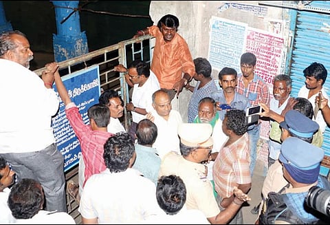 கோட்டை மாரியம்மன் கோவில் கருவறையை இடிக்க நடவடிக்கை ஊழியர்களுடன் பக்தர்கள் வாக்குவாதம்
