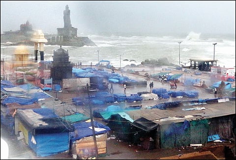 கன்னியாகுமரி, நெல்லை உள்ளிட்ட தென்மாவட்டங்களில் புயல்-மழையால் கடும் சேதம்