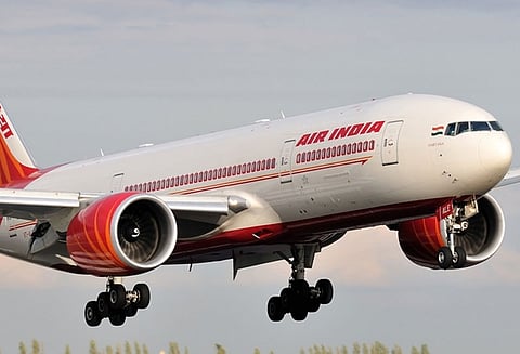 விமானம் புறப்பட தாமதமானதால் ஆத்திரம்: மும்பை விமான நிலையத்தில் பயணிகள் வாக்குவாதம்