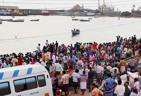 ‘ஒகி‘ புயல் கேரள மீனவர்கள் எச்சரிக்கையை மீறி மாயமான மீனவர்களை தேடும் பணியில் இறங்கினர்