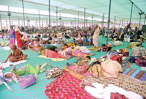 அம்பேத்கர் நினைவுதினத்தையொட்டி தாதர் சைத்ய பூமியில் மக்கள் குவிந்தனர்