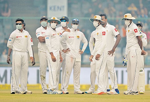 காற்றுமாசு காரணமாக சுவாச கவசம் அணிந்து விளையாடிய இலங்கை வீரர்கள்