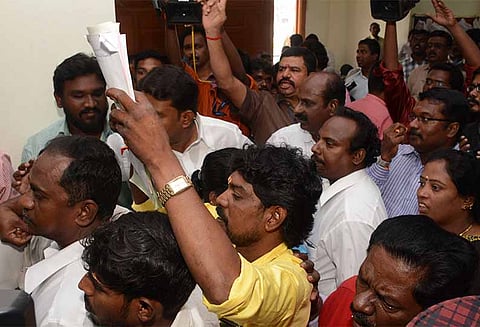 ஆர்.கே நகர் தேர்தல் வேட்பு மனு தாக்கல் செய்ய குவிந்த 42 சுயேட்சைகள்