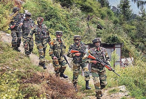 காஷ்மீர் என்கவுண்டரில் இரண்டு பயங்கரவாதிகள் சாவு, ராணுவ வீரர் வீரமரணம்